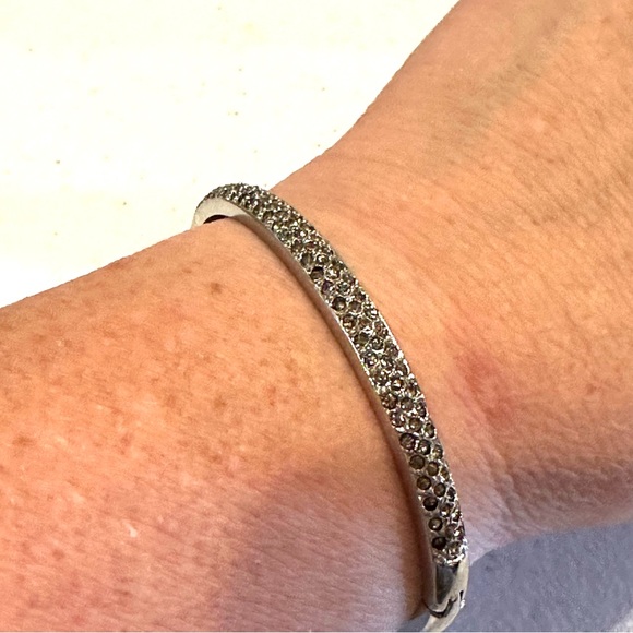New Bracelet- made with Swarovski elements/ crystals- silver hinged bangle - Picture 4 of 15
